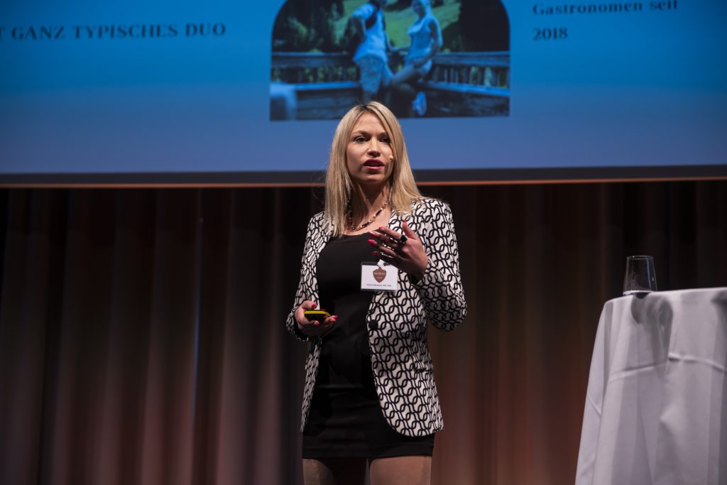 Rednerin Carina Neumann, BSc, MSc auf der Bühne