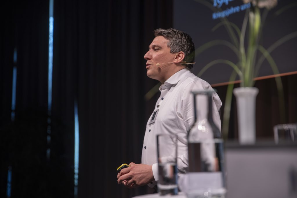 Redner Dominik Wölger auf der Bühne