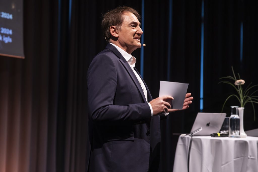 Redner und Moderator Dr. Roman Szeliga