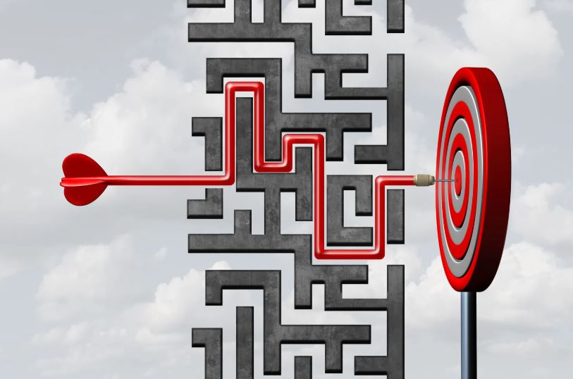 Ein Pfeil durchquert ein Labyrinth, um das Ziel zu erreichen.